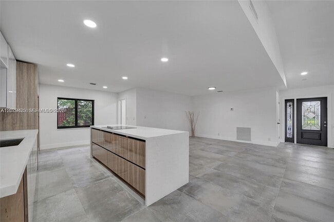 3352 Lakeview Blvd