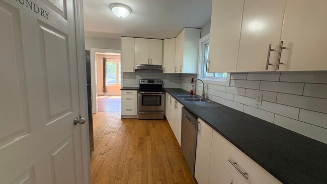 Building Photo - Spacious Main Floor 3 bedroom Steps From Mountain Brow Unit 1