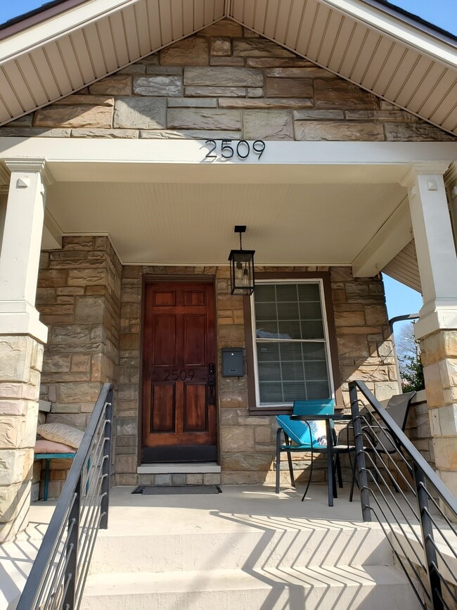 Frente de casa con porche - 2509 10th St NE Unidad #A