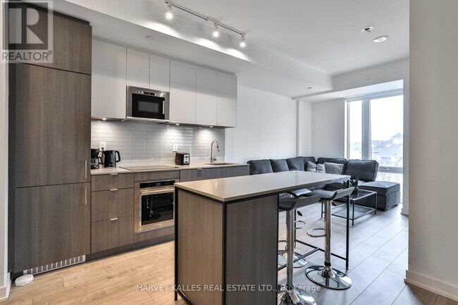 Photo - 215 Lakeshore Rd W Unit 206