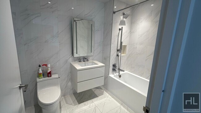 Photo - EAST 2ND ST Unidad 7B