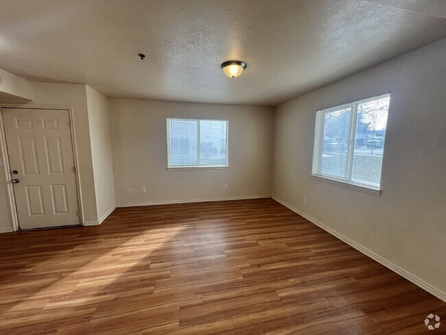 Building Photo - 1/2 FIRST MONTHS RENT---2bed zero deposit ... Unit 12 Apt 12