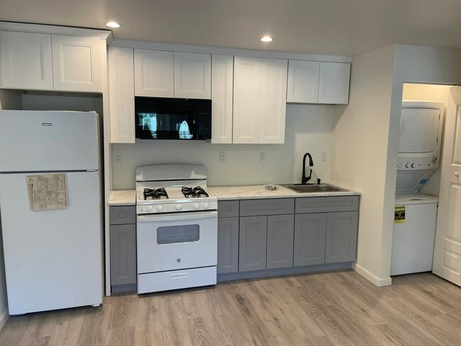 Building Photo - 7136 Forest Hills Rd