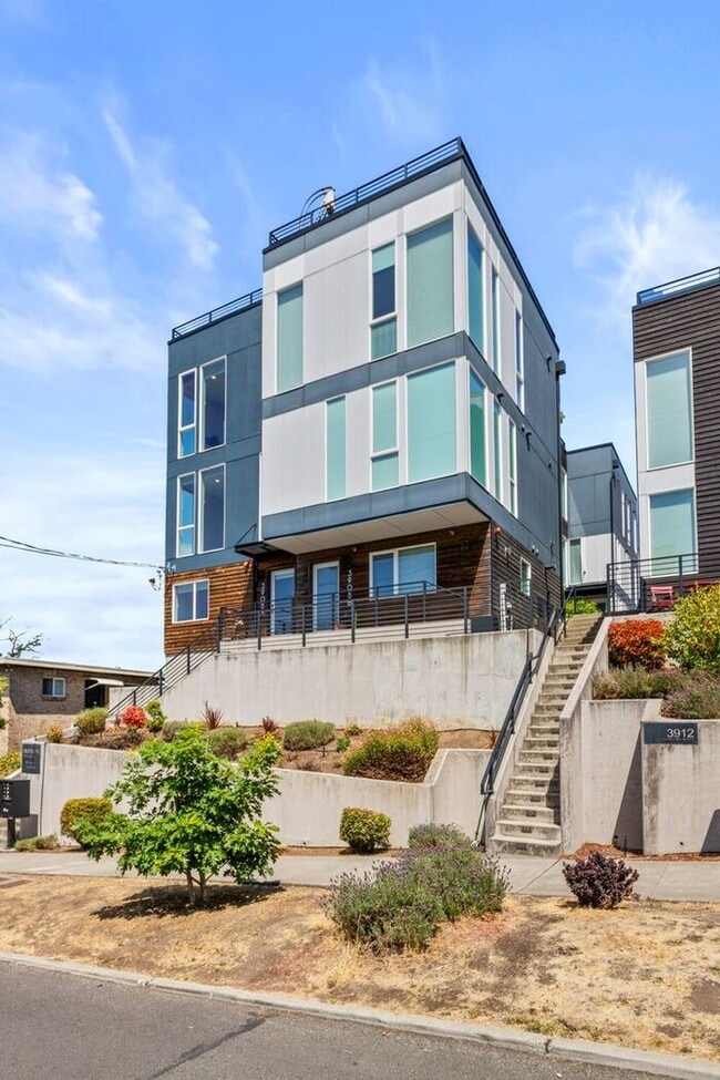 Photo - Stunning Columbia City Townhome w/ Views and AC (1st Month Free)