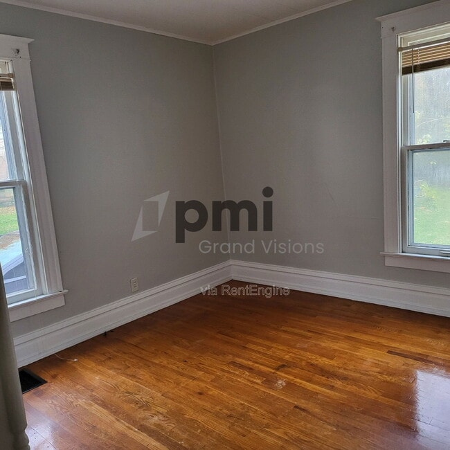 Photo - 852 W Waggoner St