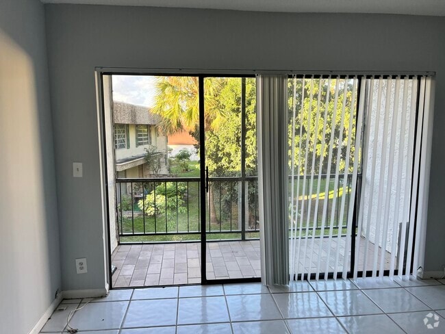 Building Photo - 1195 NW 16th Ave Unit 4 Rental