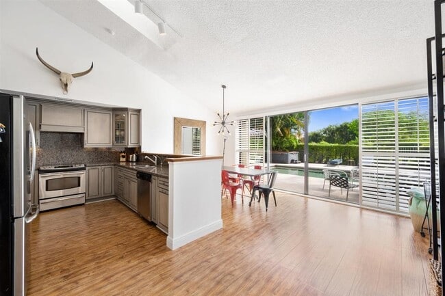 Building Photo - 2592 Sheltingham Dr