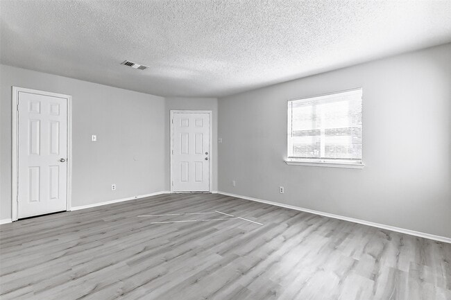 Building Photo - 702 Lyle W Ave Unit C