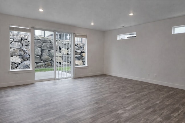 Photo - 1 MONTH FREE WHEN YOU SIGN A 15 MONTH LEASE! BRAND NEW TOWNHOME IN THE DESIRABLE SOUTHRIDGE AREA!