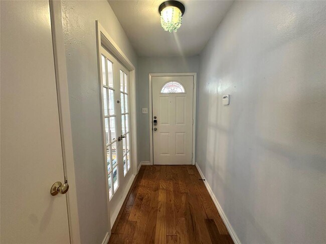 Photo - 5300 Suburban Dr