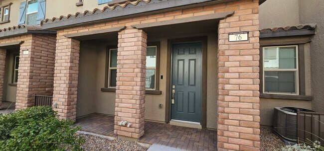 Building Photo - Gorgeous Town Home  Summerlin In Santa Ros...