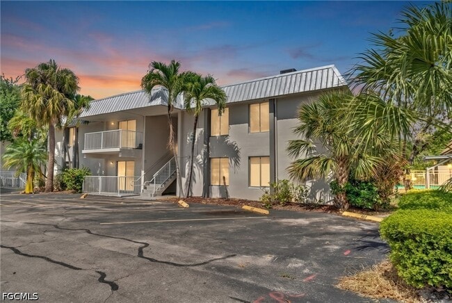 Building Photo - 1830 Maravilla Ave Unit 806
