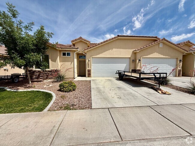 Building Photo - Spacious 2-Bedroom Duplex with Den & Fence... Rental
