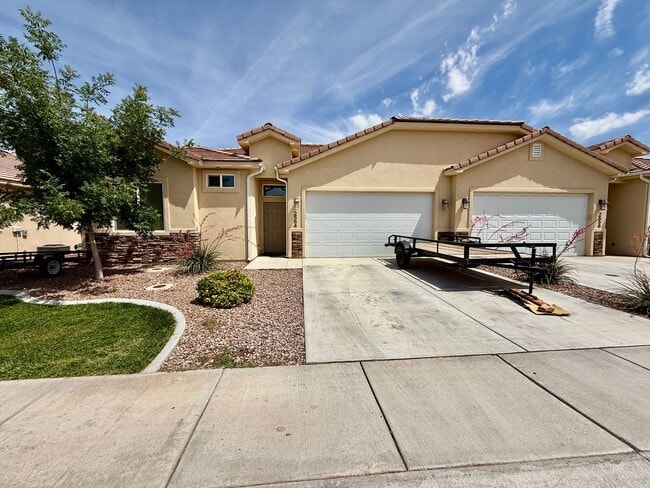 Spacious 2-Bedroom Duplex with Den & Fence... - Spacious 2-Bedroom Duplex with Den & Fence... House