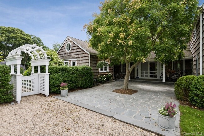 Photo - 20 Quogue St