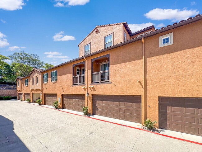 Building Photo - Beautiful 3B/2.5BA Townhome w/ Washer/Drye...