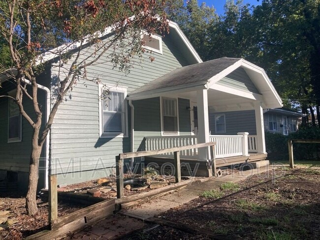 Building Photo - 2012 SW Van Buren St Rental