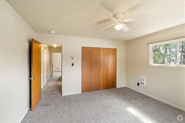Building Photo - 172 Holt Drive (JS-XXX) Unit 172 Holt Drive APT A