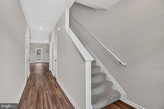 Photo - 184 College Dr