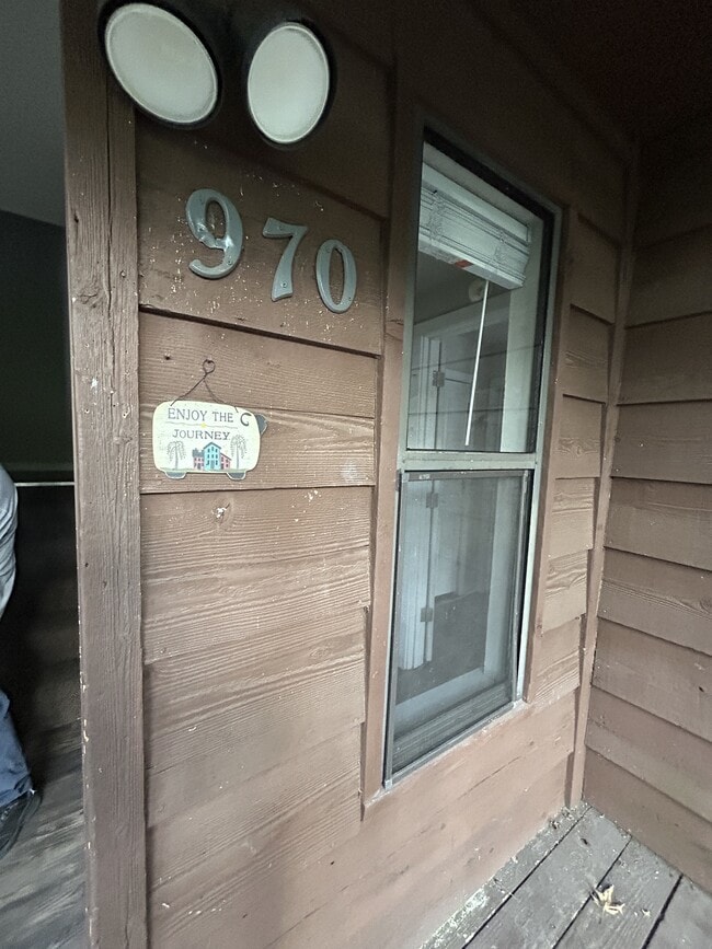 970 N Lewis Ave Unit 1