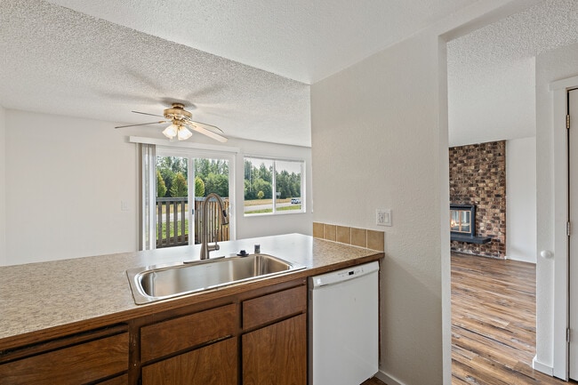 Photo - 653 Myrtine St Unit A