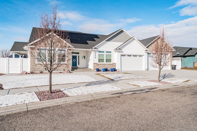 Building Photo - 949 Greenwillow Ln