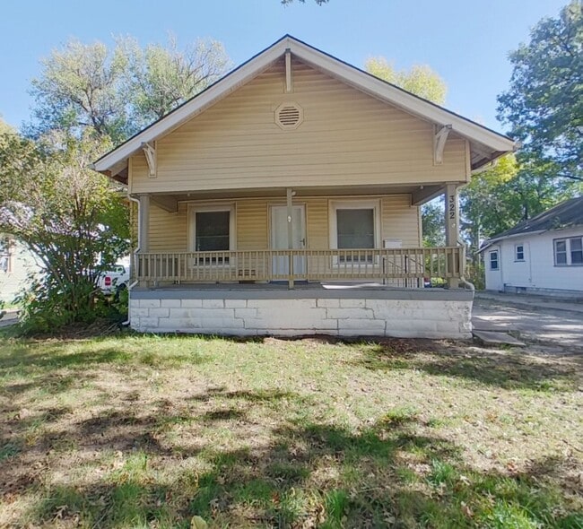 Building Photo - 322 N Spruce St Unit Front