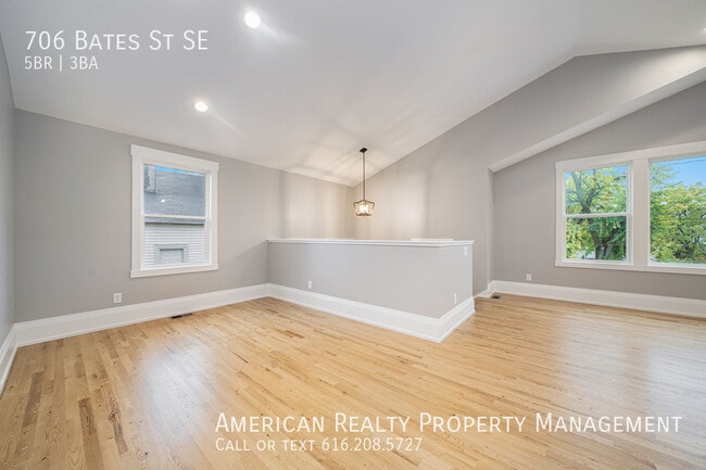 Photo - 706 Bates St SE