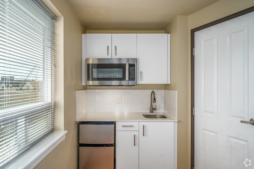 Deluxe Corner Studio - 175SF