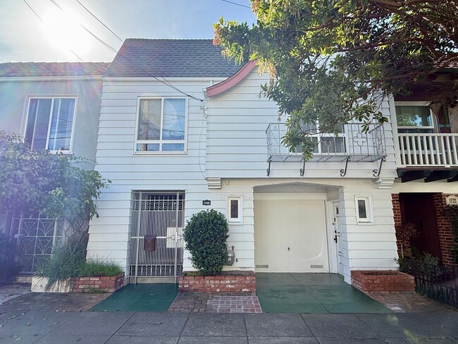 Building Photo - 1765 17th Ave Unit Upper