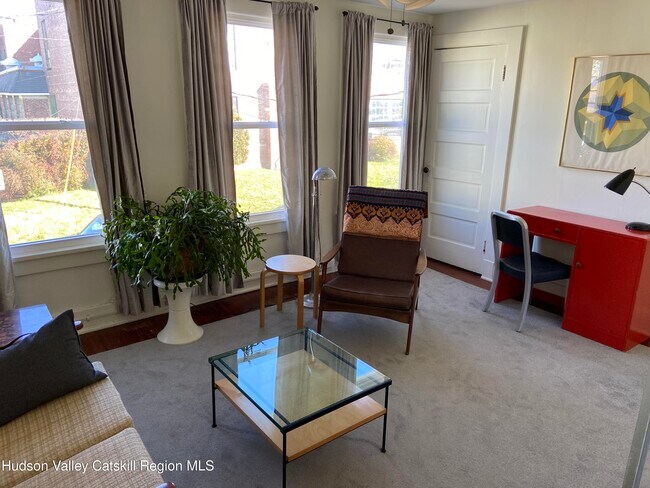 Photo - 251 Robinson St