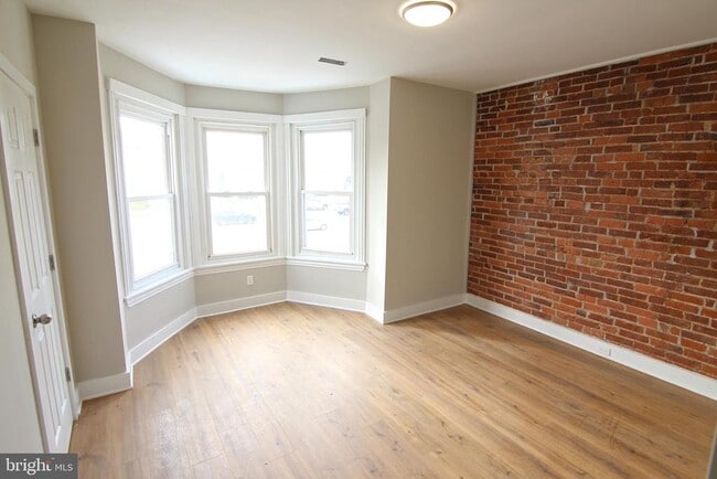 Building Photo - 13 W 4th St Rental