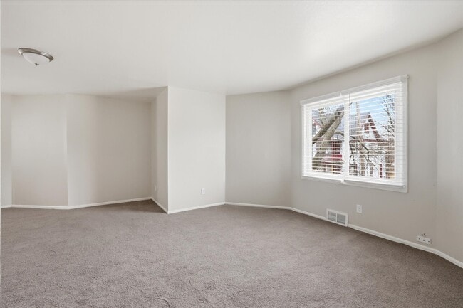 Living room - 101 W Meinecke Ave Unit 105