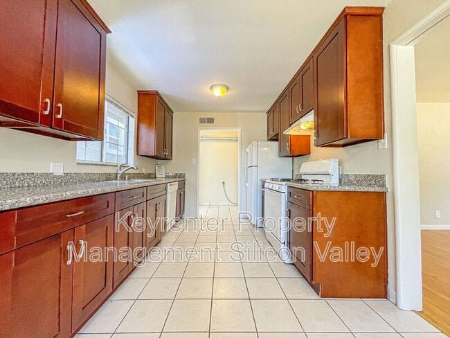 Building Photo - 865 N 15th St Rental