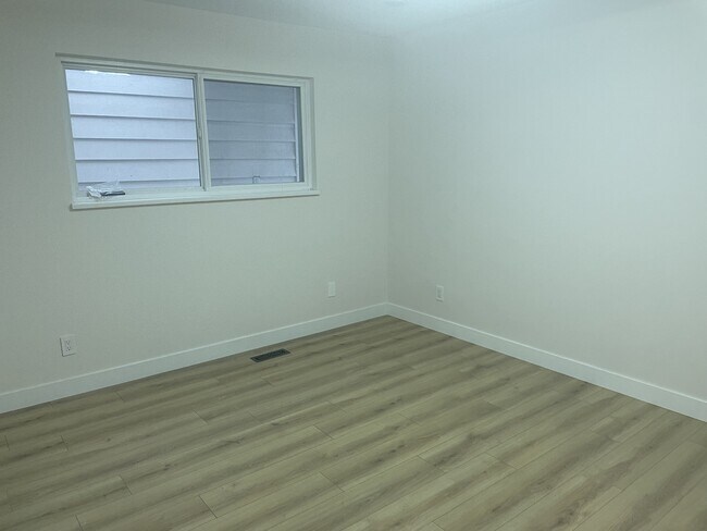 Photo - 12230-12188 188 St