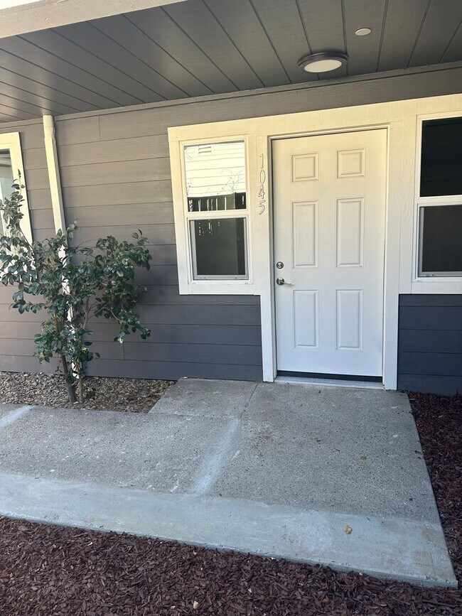 Come check out this newly renovated 2 bedr... House House Rental in