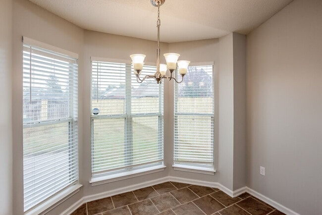 Photo - 1800 Sarah Ann Dr W