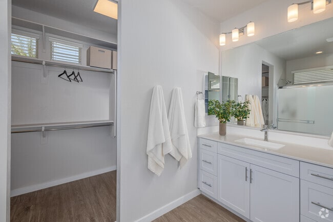 2BR, 2BA - 1,011SF - Primary Bathroom