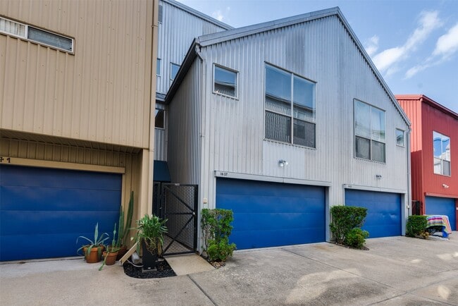 Building Photo - 1637 Tuam St Rental