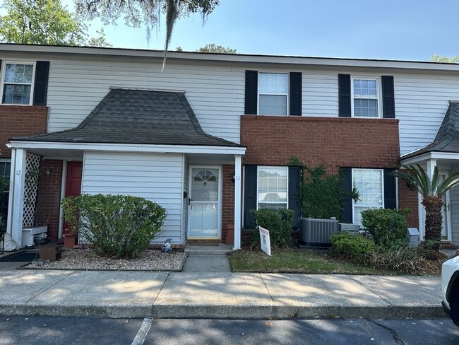 Building Photo - 11 Knollwood Cir