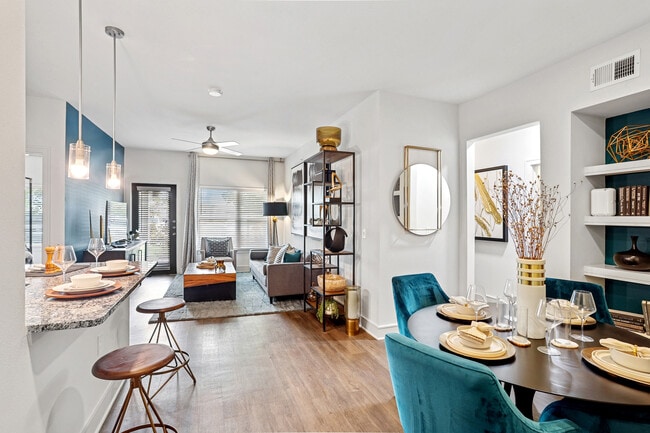 Sala de estar y comedor con piso de superficie dura. - Avalon Frisco North