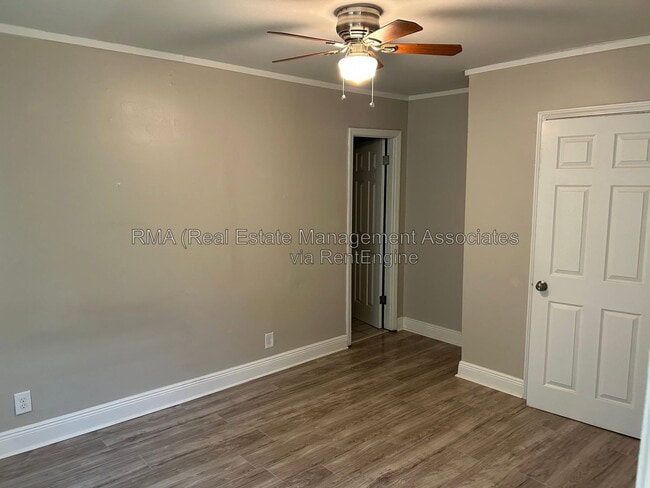 Photo - 915 E Broadway St