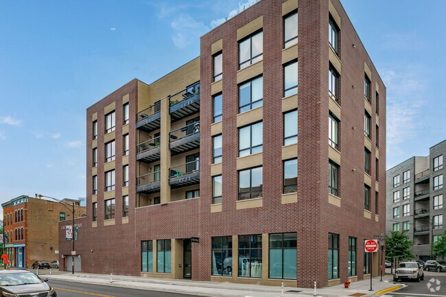 Building Photo - 680 N Milwaukee Ave Rental