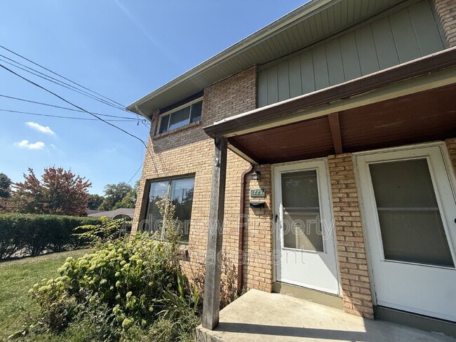 Building Photo - 1227 Northfield Ave NE Rental