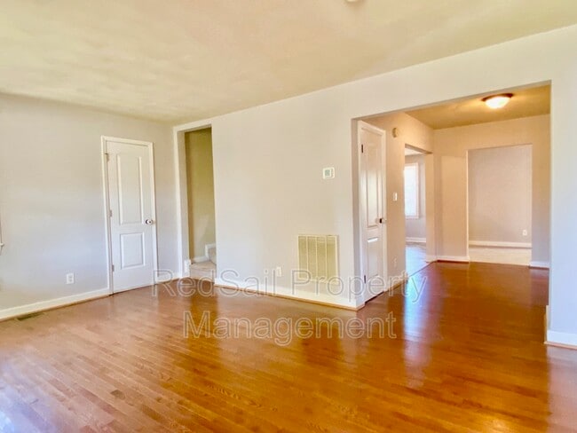 Photo - 3524 Bapaume Ave