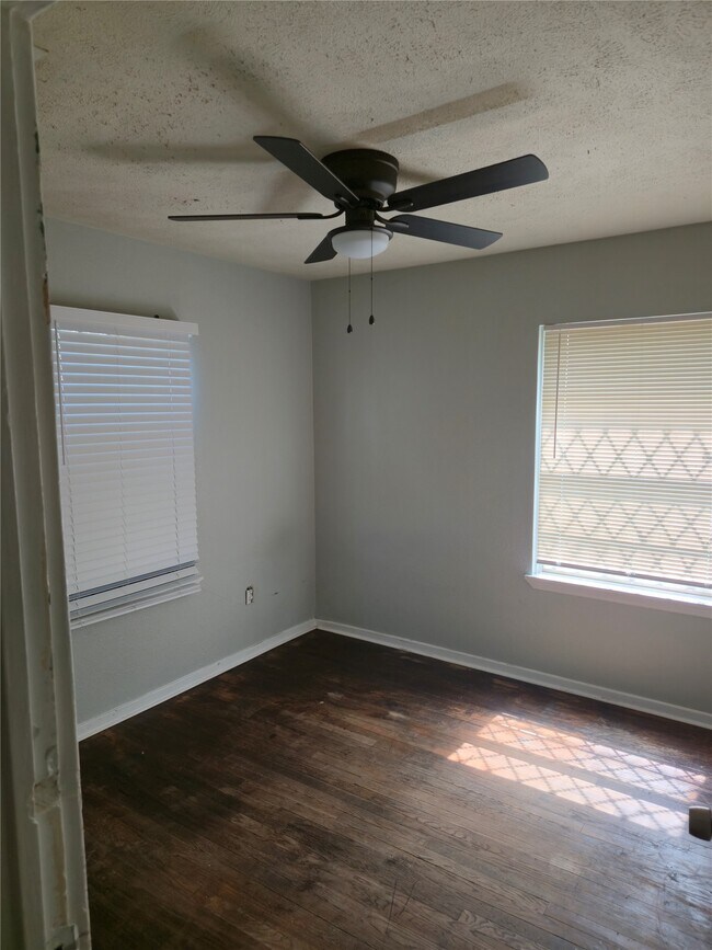 Photo - 5203 Pensdale St