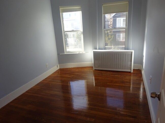 Photo - 25 Oak Square Ave