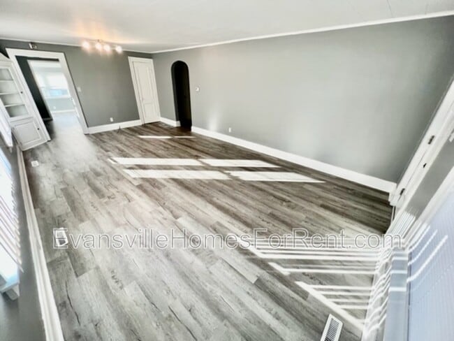 Photo - 907 E Broadway St