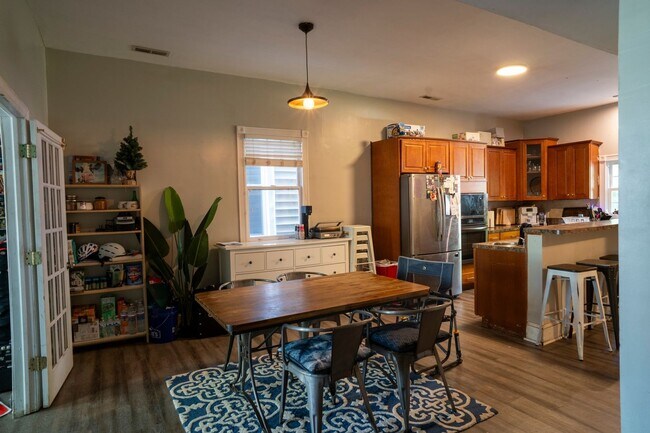 Photo - 1904 W Main St