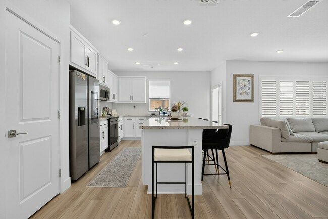 Photo - 486 N Cloverdale Pl